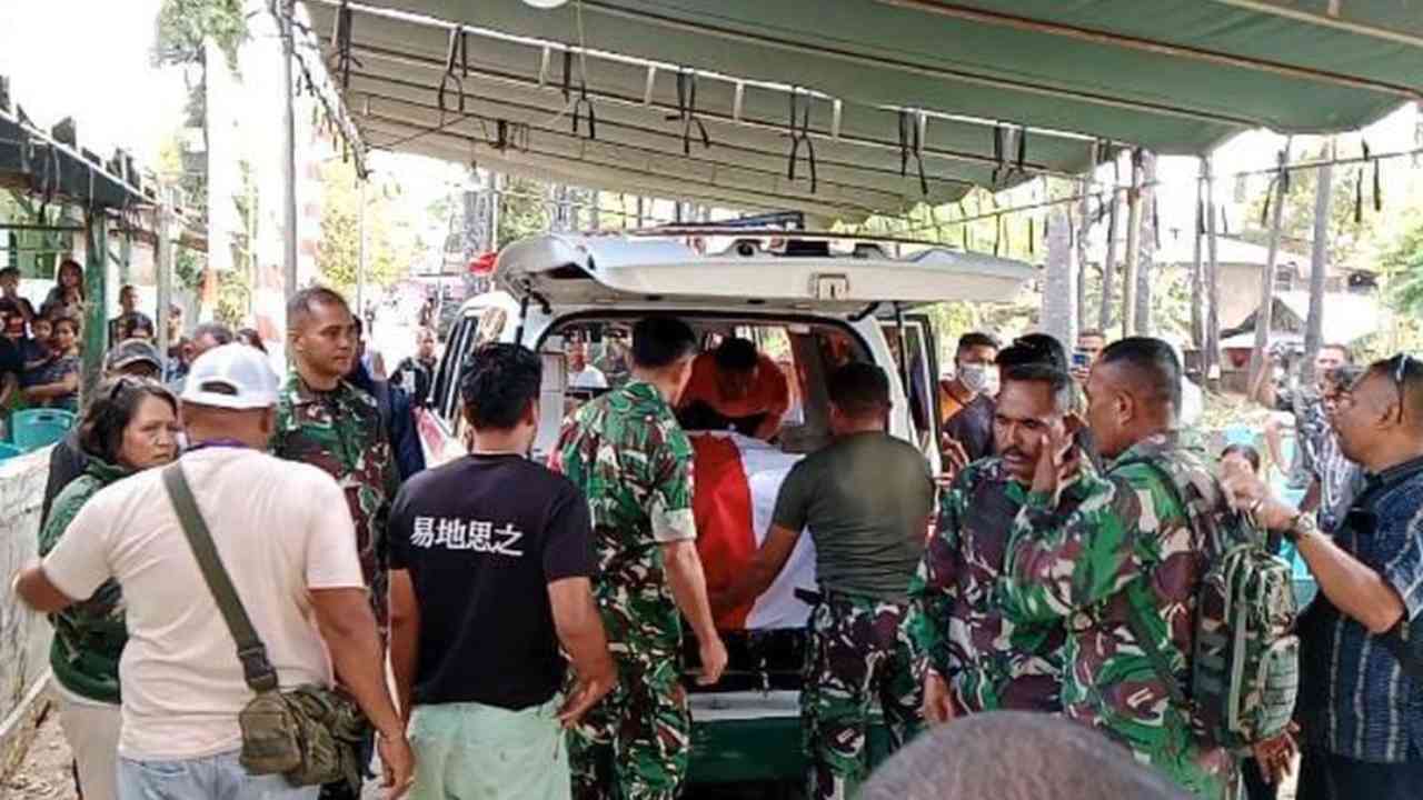 enazah Prajurit Dua (Prada) Lucky Chepril Saputra Namo (23), anggota Batalion Teritorial Pembangunan (TP) 834 Waka Nga Mere Nagekeo, Nusa Tenggara Timur (NTT), tiba di rumah duka ke Kota Kupang, Kamis (7/8/2025).