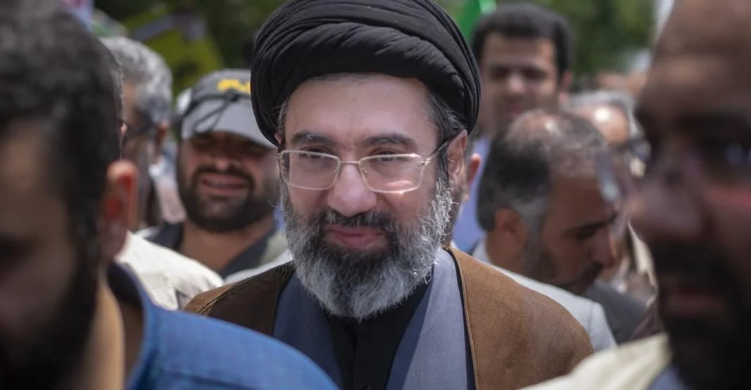 Cuplikan video langka Pemimpin Tertinggi Iran Mojtaba Khamenei sedang berbicara dengan sejumlah orang setelah rumor kondisi