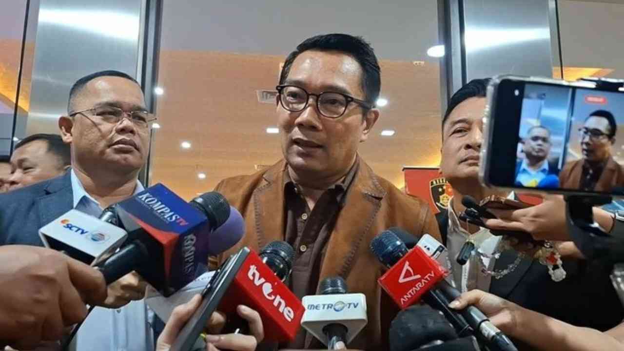Ridwan Kamil memberikan keterangan pers usai menjalani tes DNA di Bareskrim Polri