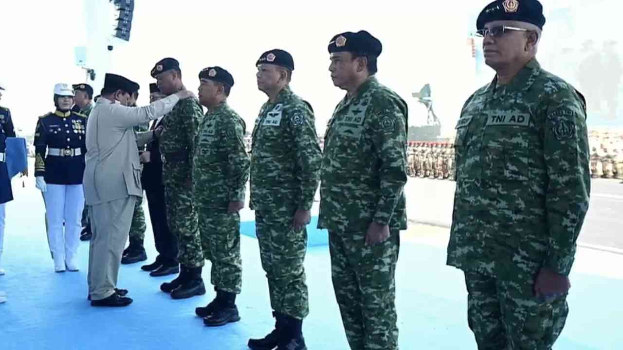 Presiden Prabowo Subianto menyematkan tanda pangkat bintang kepada Jenderal Tandyo Budi Revita saat pelantikan Wakil Panglima TNI di Batujaja