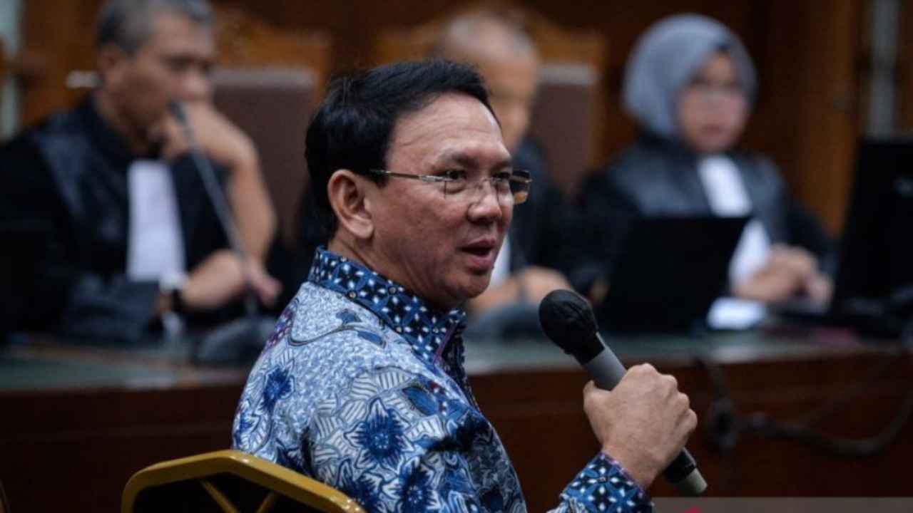 Mantan Komisaris Utama PT Pertamina (Persero) periode 2019-2024 Basuki Tjahaja Purnama atau Ahok menjawab pertanyaan saat sidang kasus dugaan korupsi tata kelola minyak mentah di Pengadilan Tipikor