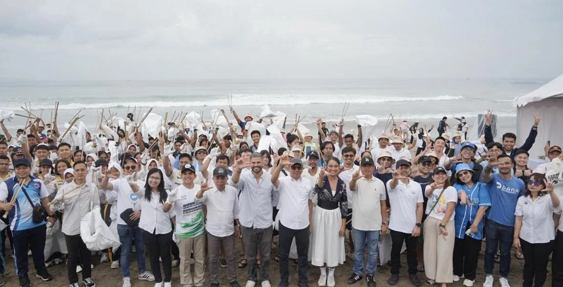 Aksi kolaborasi KKP dan DANA Indonesia bersihkan sampah plastik di Pantai Petitenget Bali