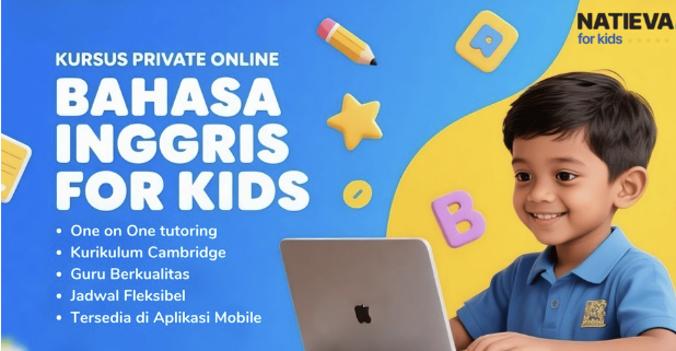 Anak sedang belajar bahasa Inggris secara online menggunakan laptop dengan bimbingan tutor.