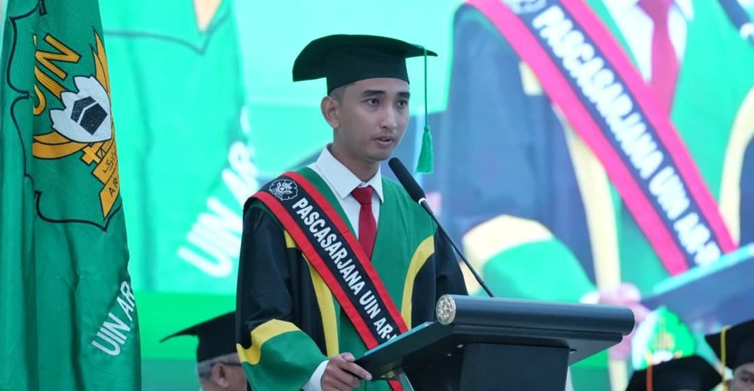 Aulia Rizki berdiri di podium berbagi kisah inspiratif tentang pendidikannya