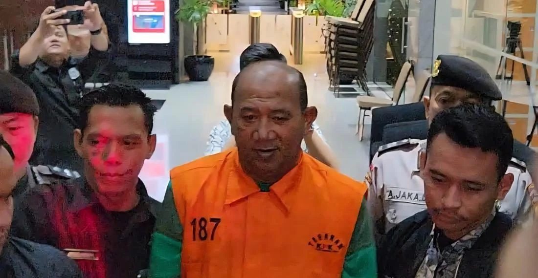 Bupati Langkat Syah Afandin mengenakan rompi tahanan KPK berwarna oranye