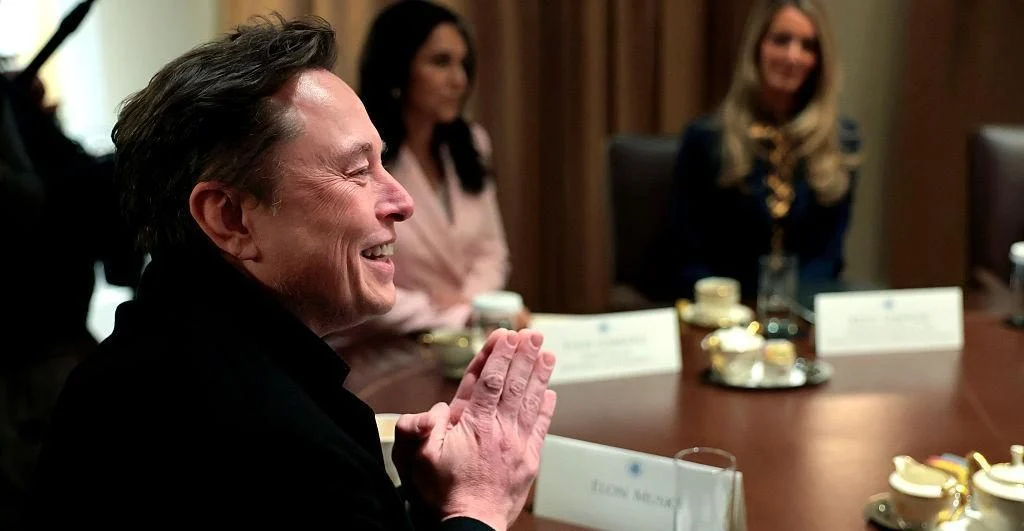 Elon Musk menjadi triliuner pertama di dunia dengan kekayaan melampaui Larry Page setelah IPO SpaceX.