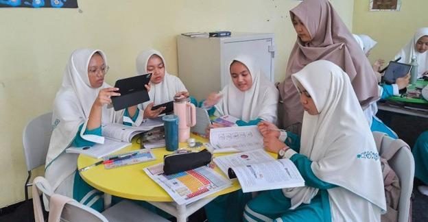Guru di Indonesia menggunakan perangkat tablet Samsung untuk proses pembelajaran digital di kelas.