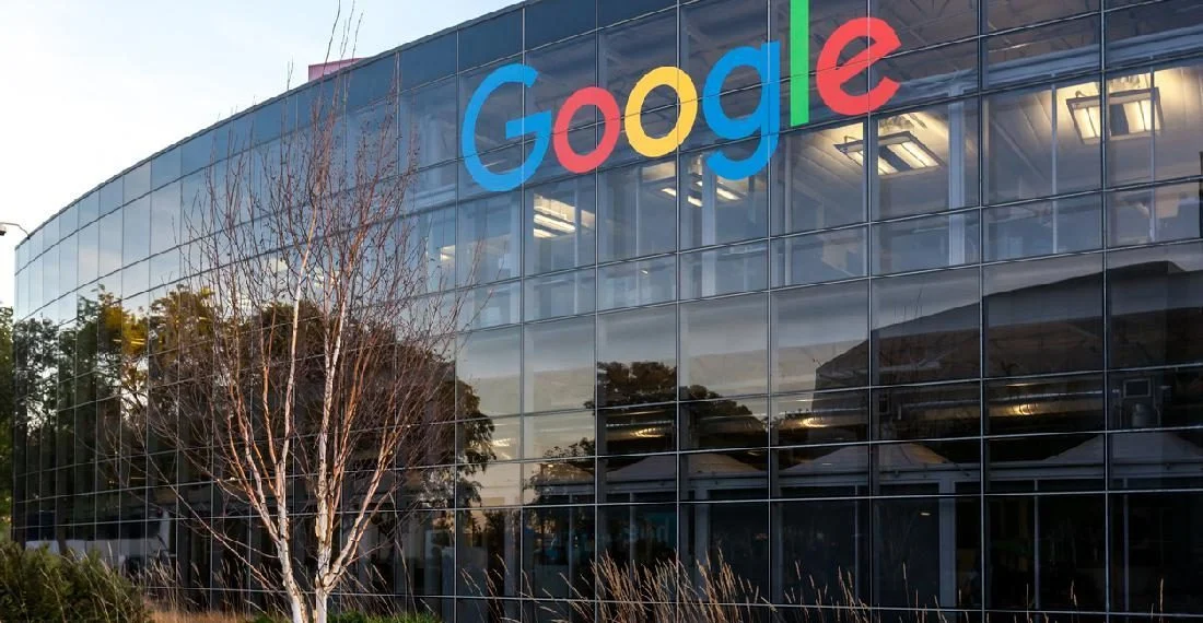 Ilustrasi logo Google dan grafik penurunan harga saham perusahaan teknologi