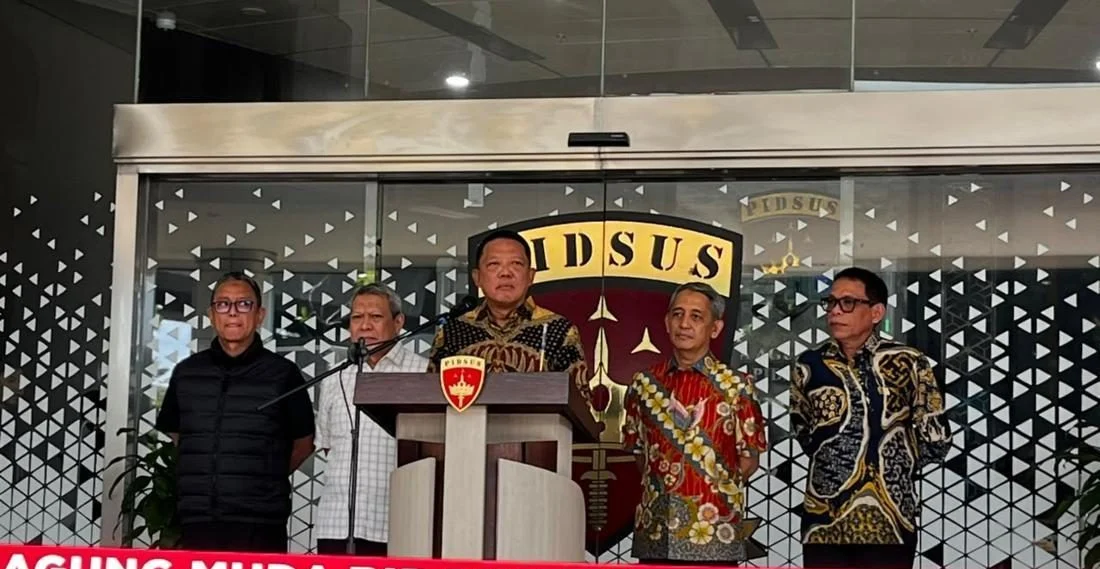 Jampidsus Febrie Adriansyah memberikan keterangan pers di Gedung Bundar Kejaksaan Agung.