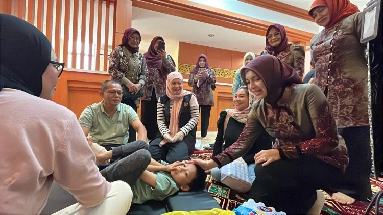 Ketua BKOW Kalsel drg Ellyana Trisya Hasnuryadi mendampingi peserta sunatan massal gratis di Banjarmasin