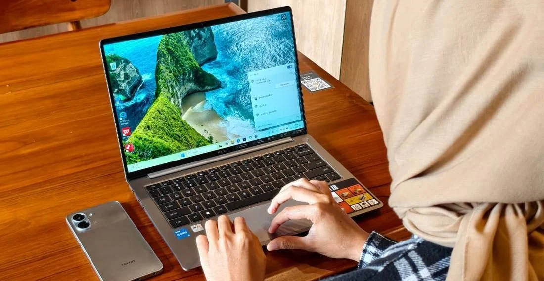 Laptop Tecno Megabook T14 Air berwarna abu-abu elegan dengan layar 14 inci yang tipis dan ringan.