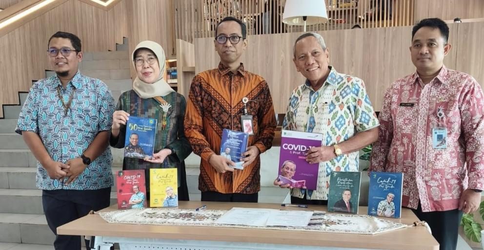 Mantan Direktur WHO Asia Tenggara Hadiahkan Tujuh Buku untuk Jakarta
