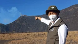 Menteri Kehutanan Tinjau Langsung Penanganan Kebakaran Hutan di Kawasan Gunung Bromo