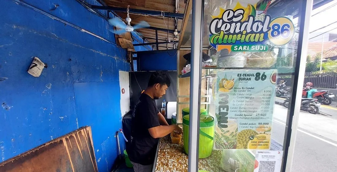 Pedagang Es Cendol Durian Sari Suji 86 di Benhil melayani pembeli menggunakan QRIS BRI