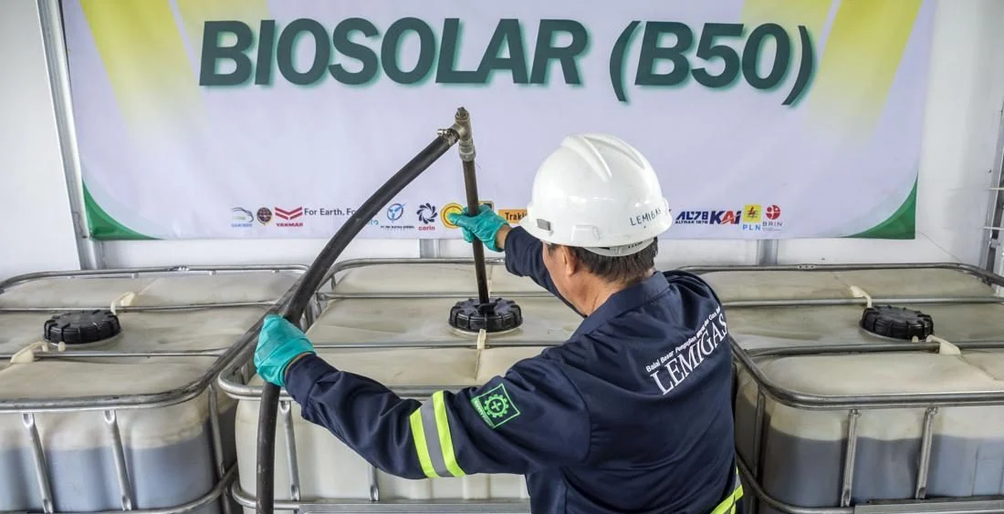 Pekerja di fasilitas pengolahan biodiesel sawit di Indonesia