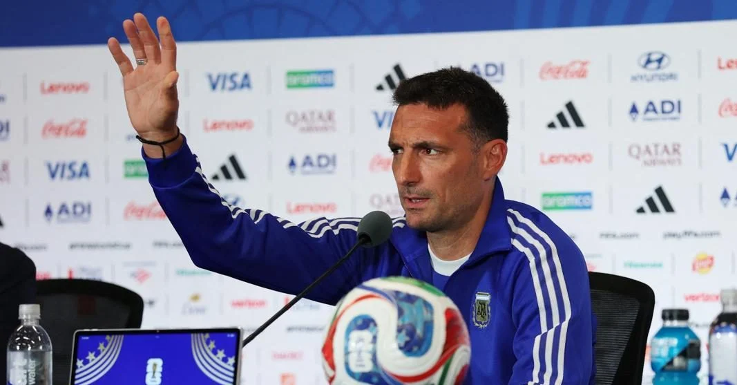 Pelatih timnas Argentina Lionel Scaloni memberikan instruksi dari pinggir lapangan