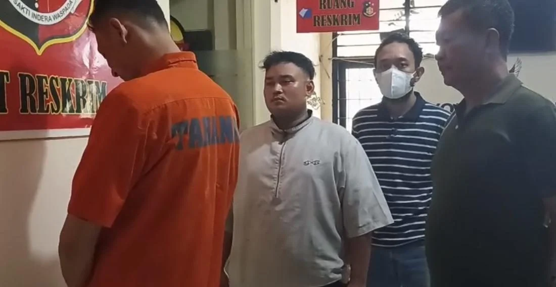 Pertemuan Fredik Risya Samuel pelaku pemukulan di Jagakarsa meminta maaf kepada korban Abdul Aziz di Polsek Jagakarsa