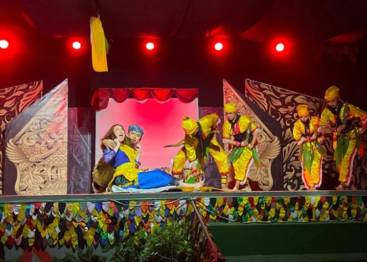 Pertunjukan ritual adat Badewa dari suku Dayak Bakumpai di Barito Kuala Kalimantan Selatan