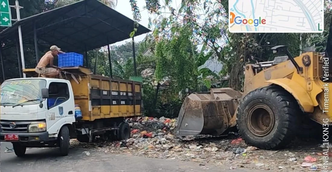 Petugas DLHK Kota Depok mengangkut tumpukan sampah di TPS Tanah Baru, Beji.