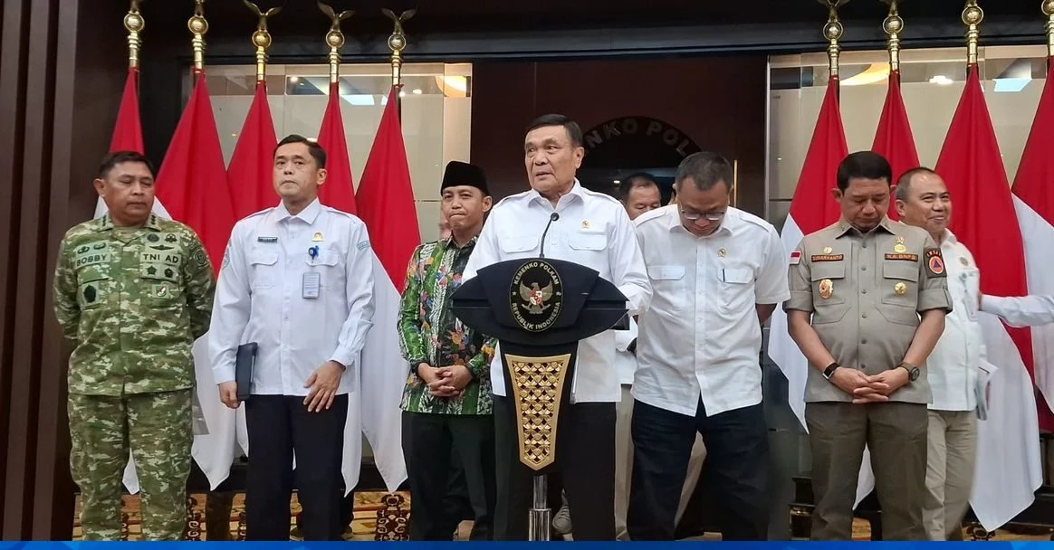 Petugas gabungan sedang berusaha memadamkan api di area lahan yang terbakar