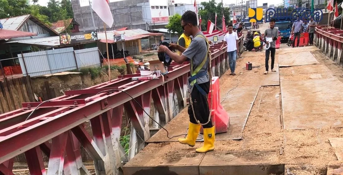 Petugas Kementerian PU melakukan perbaikan Jembatan Bailey di Kutablang, Aceh