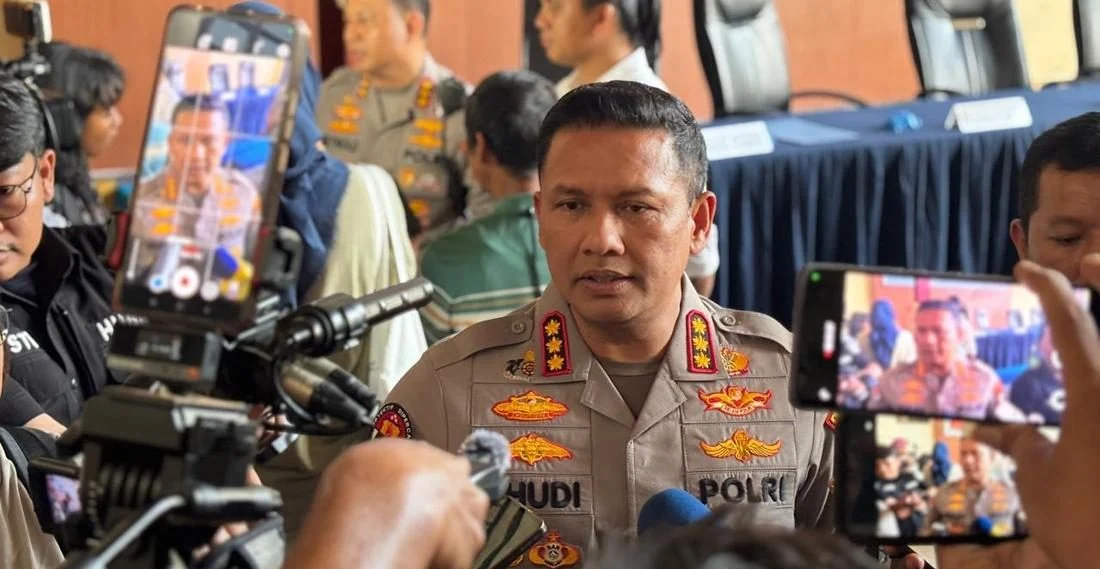 Petugas kepolisian memberikan keterangan pers terkait penanganan kasus penyekapan di Jakarta