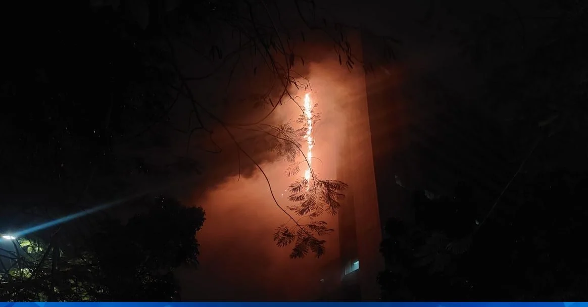 Petugas pemadam kebakaran berusaha memadamkan api yang membakar Gedung Bapenda DKI Jakarta di Gambir