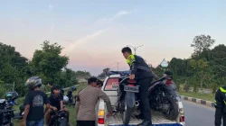 Petugas Polres Tabalong melakukan penertiban aksi balap liar di Jalan Nan Sarunai, Desa Maburai.