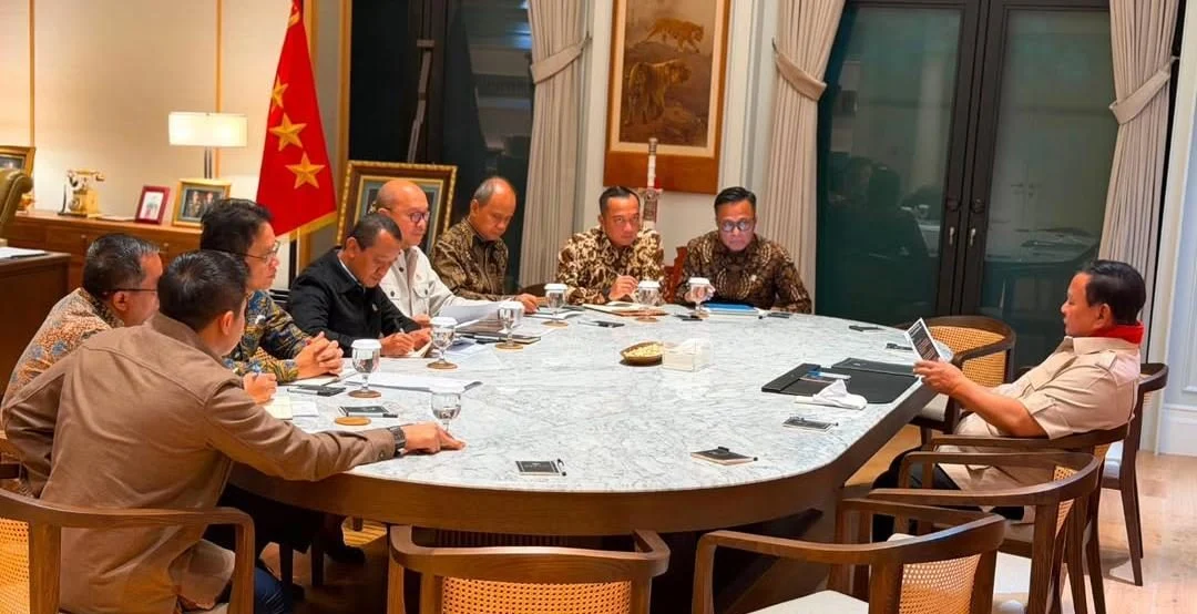 Presiden Prabowo Subianto memimpin pertemuan dengan para menteri membahas investasi asing di Kertanegara.