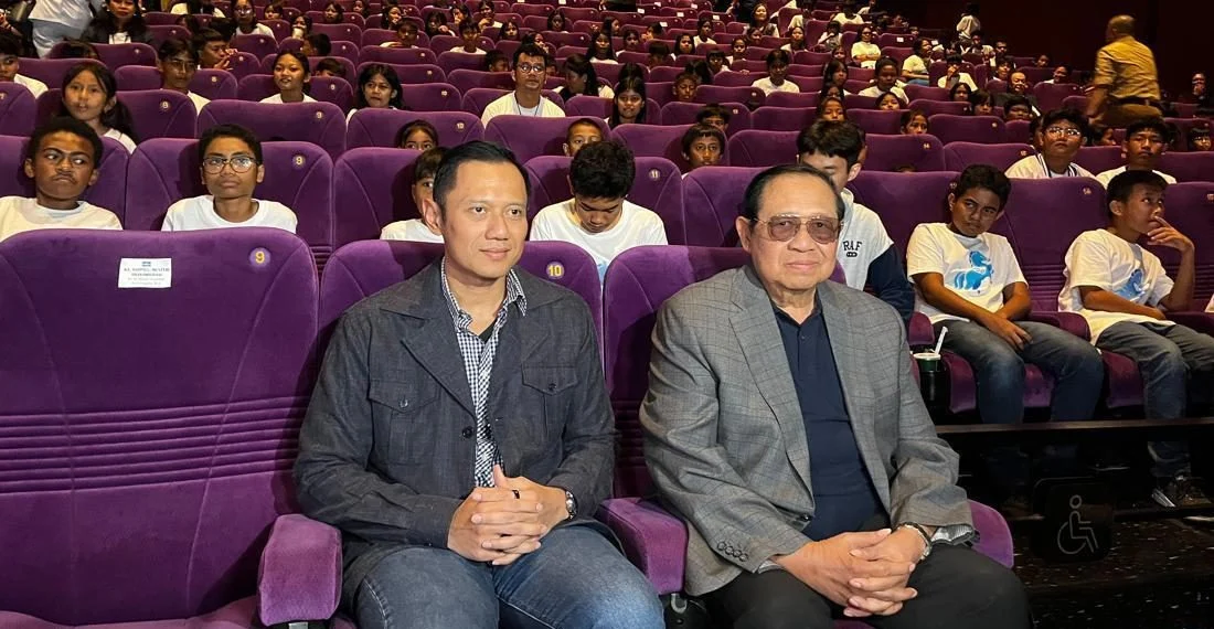 SBY bersama anak-anak panti asuhan dalam acara nonton bareng film