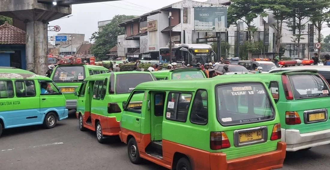 Sejumlah sopir angkot saat melakukan aksi unjuk rasa di kantor Dinas Perhubungan Kota Bogor