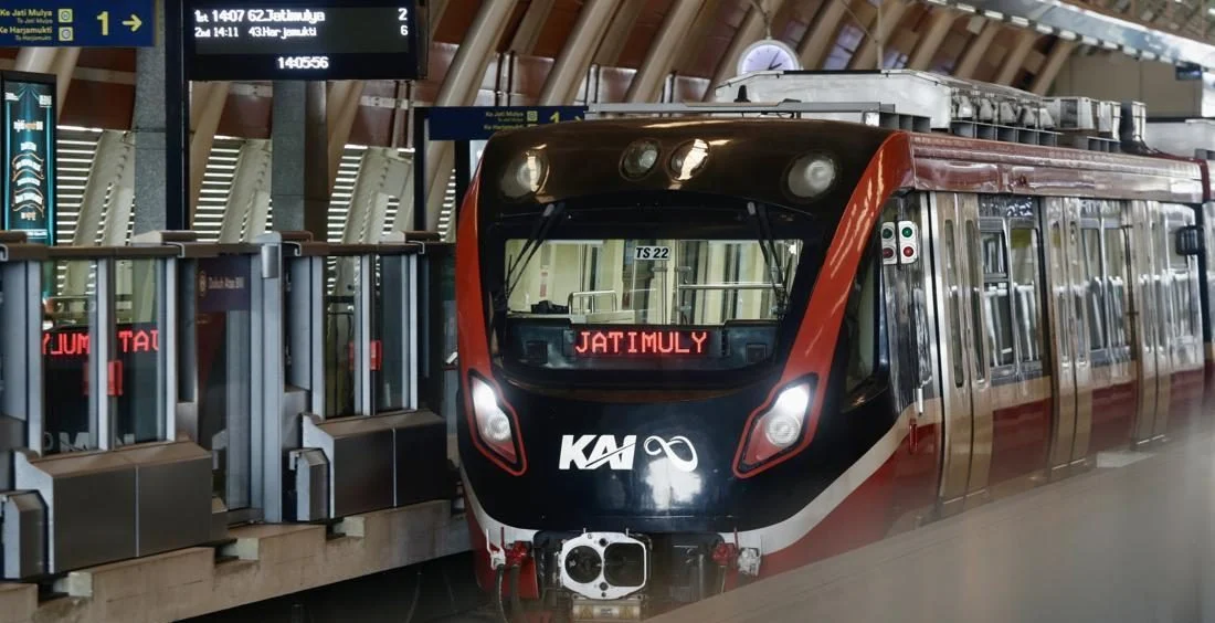 Suasana operasional LRT Jabodebek pada jam sibuk pagi hari