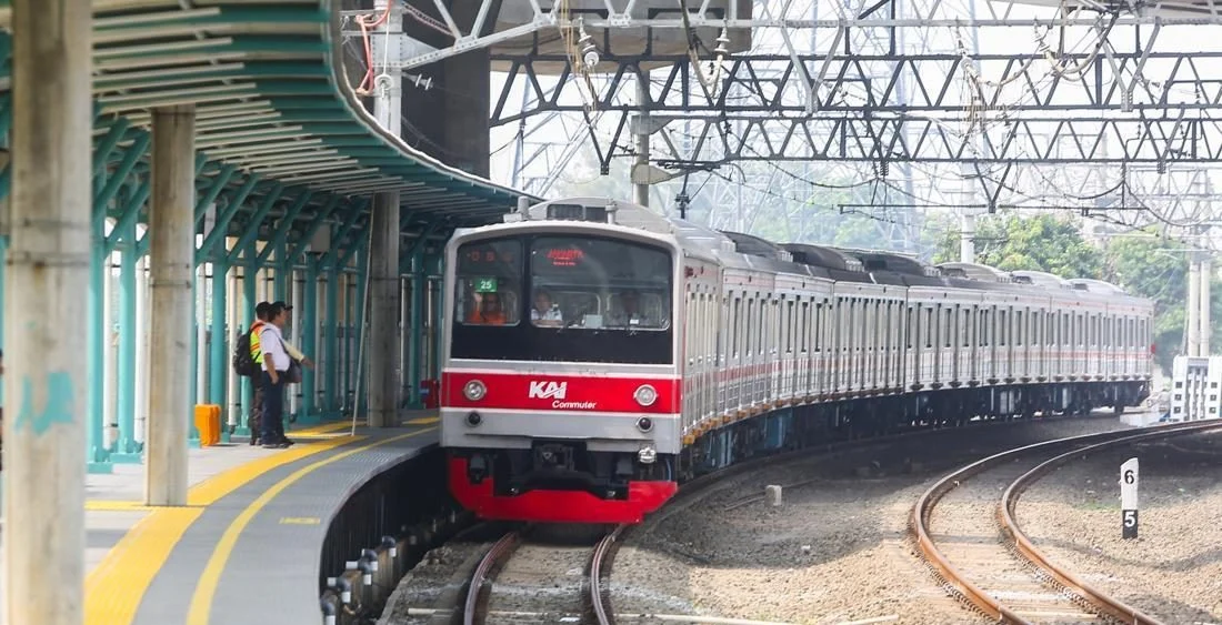 Suasana penumpang di dalam rangkaian kereta KRL Commuter Line di Jakarta