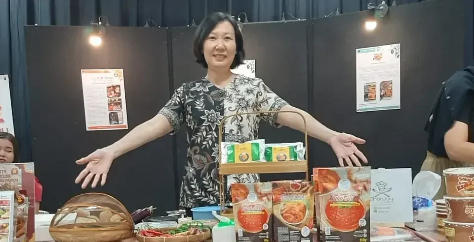 Vivi owner ShanJay Cook menunjukkan bumbu masakan khas Aceh binaan Rumah BUMN BRI
