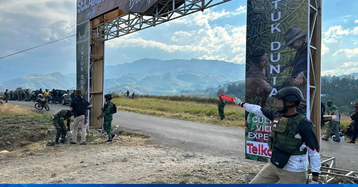Aparat keamanan memeriksa barang bukti penembakan di kawasan Festival Budaya Lembah Baliem Jayawijaya