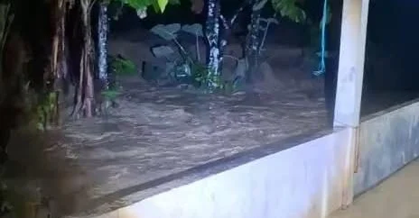 Banjir bandang menerjang pemukiman warga saat musim kemarau