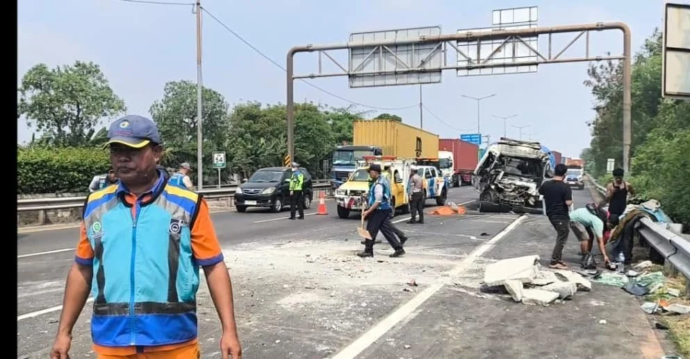 Evakuasi kendaraan pasca kecelakaan beruntun di Tol JORR Bintara arah Cakung