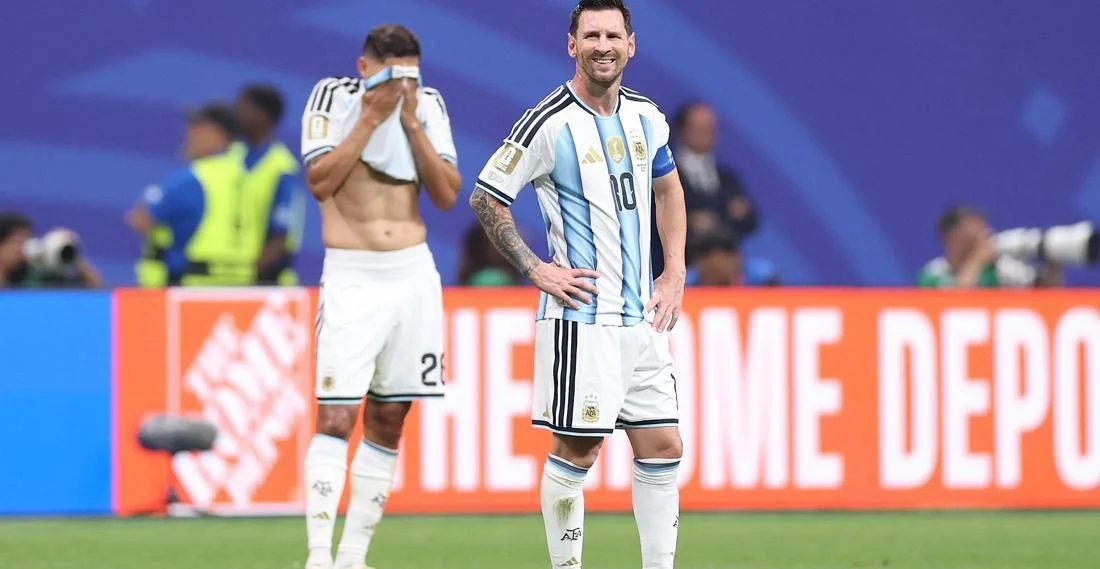 Foto kenangan legenda sepak bola Argentina Antonio Rattin semasa hidup