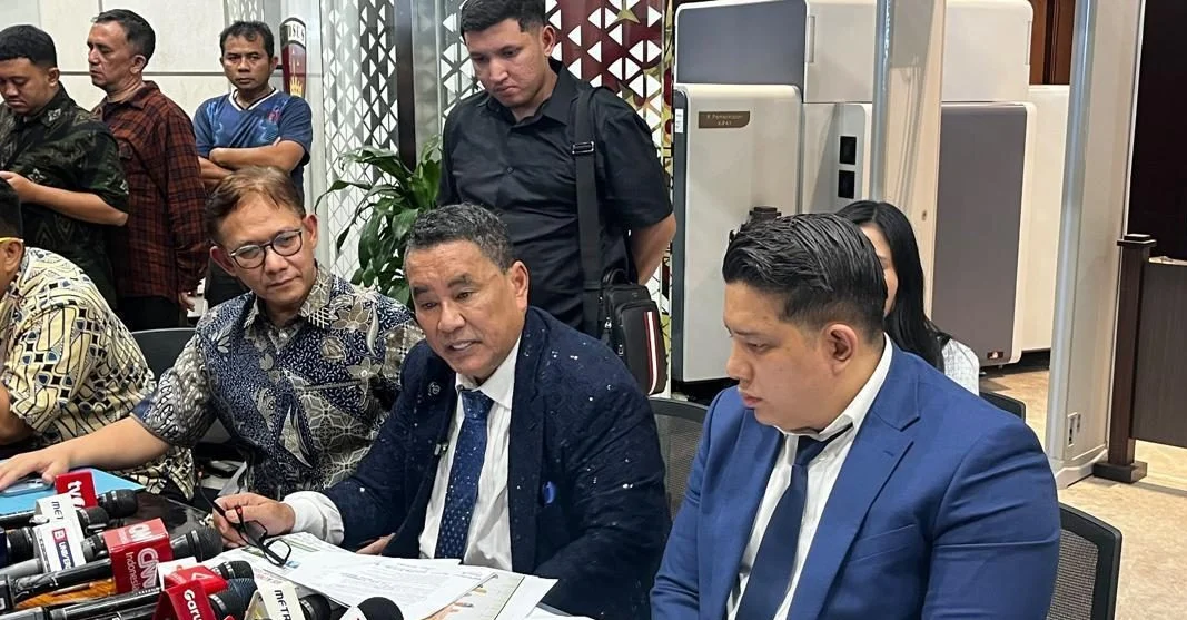 Hotman Paris memberikan keterangan pers terkait kasus hukum kliennya