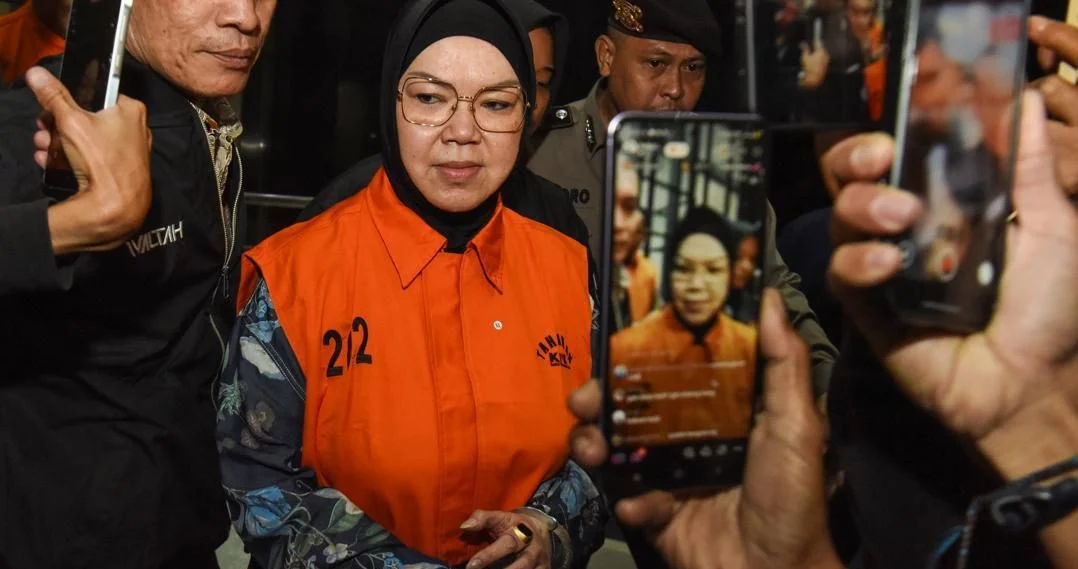 Ilustrasi barang bukti uang dan emas kasus korupsi Bupati Sukoharjo Etik Suryani yang disita KPK.