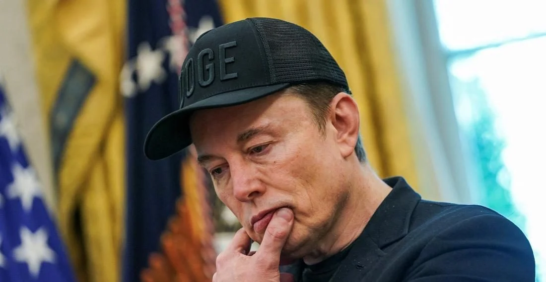 Ilustrasi logo SpaceX dan bantahan Elon Musk terkait pengembangan gadget AI baru