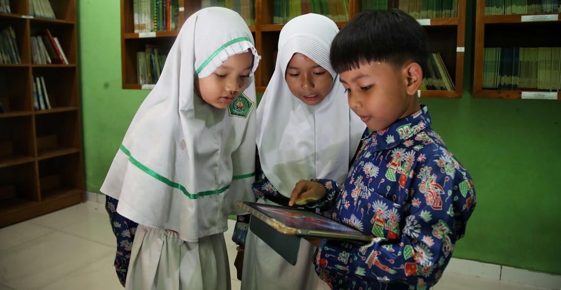 Ilustrasi siswa mengakses buku digital gratis dari Kemendikdasmen