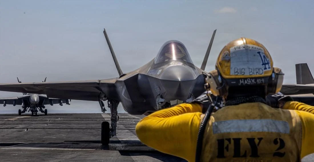 Jet tempur Amerika Serikat di atas kapal induk USS Abraham Lincoln.