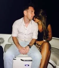 Lionel Messi berfoto bersama istri dan anak-anaknya dalam momen keluarga