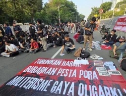 Mahasiswa UNJ Gelar Aksi Demonstrasi Tuntut Perbaikan Pendidikan di Medan Merdeka Selatan