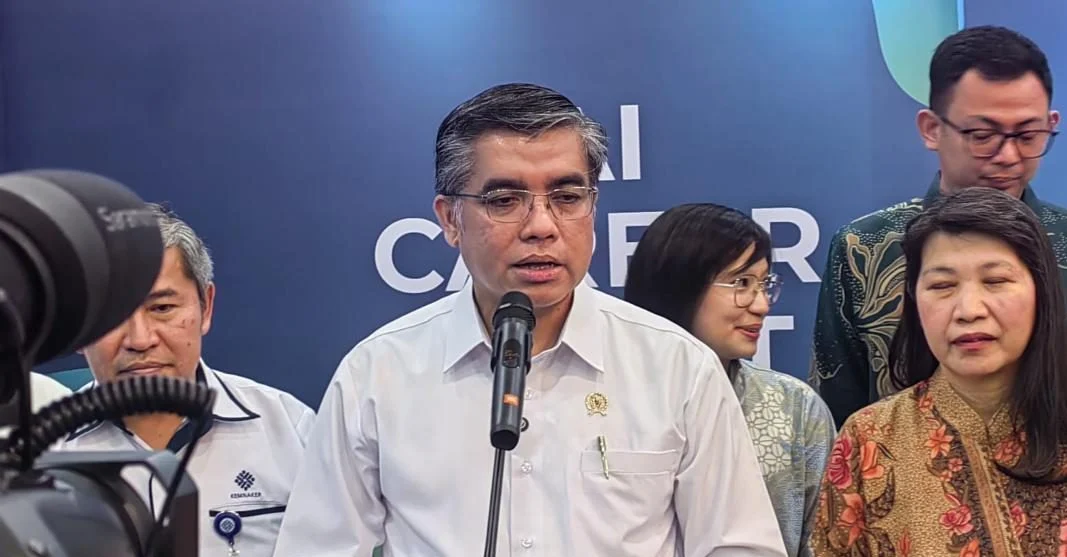 Menteri Ketenagakerjaan Yassierli memberikan keterangan terkait penanganan ancaman PHK pekerja