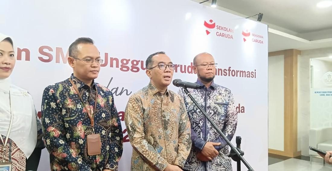 Menteri Pendidikan Tinggi, Sains, dan Teknologi Brian Yuliarto memberikan pembekalan kepada penerima Beasiswa Garuda 2026
