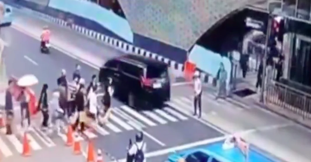 Mobil Toyota Alphard yang terlibat insiden menerobos zebra cross di kawasan Bundaran HI Jakarta