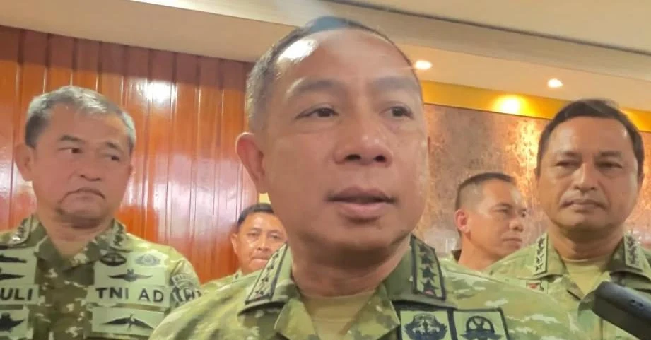 Panglima TNI Jenderal Agus Subiyanto memberikan keterangan pers terkait keamanan nasional di gedung DPR.