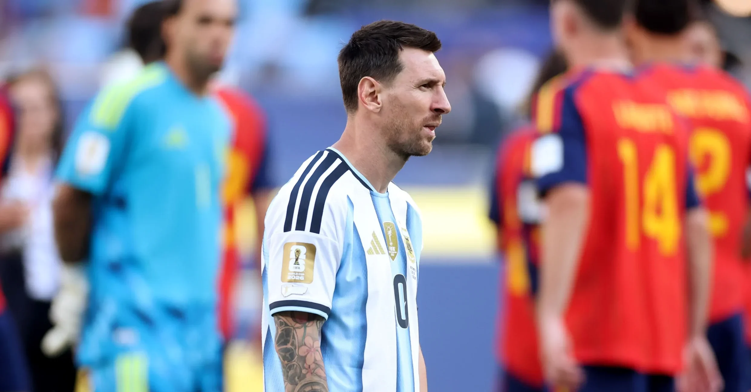 Pelatih Spanyol Luis de la Fuente memberikan instruksi taktis di pinggir lapangan saat pertandingan